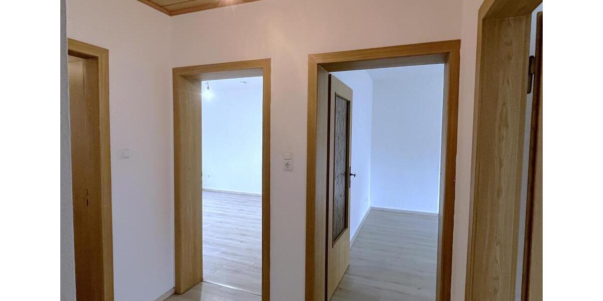 ~ 2 Kaltmieten geschenktn bis 31.12.2025 anmieten! + EG-Wohnung in ruhiger mit Laminat und geweißt ~ 3 zimmer