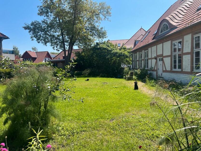 Grundsanierte Dachgeschoßwohnung mit Garten und Stellplatz