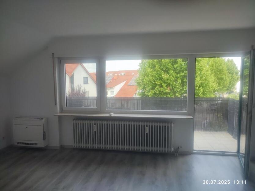 Schöne ruhige 2 Zimmer DG Wohnung mit Balkon in Walldorf (Baden)