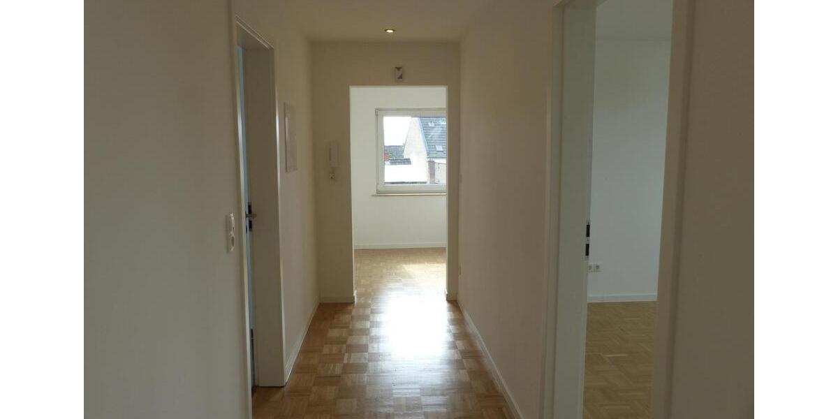 Helle, modernisierte 3-Zimmer Wohnung im DG mit Garage 3 zimmer