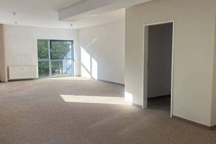 Viel Platz für Ihren Erfolg bietet dieses helle Einzelbüro mit separatem Archivraum!