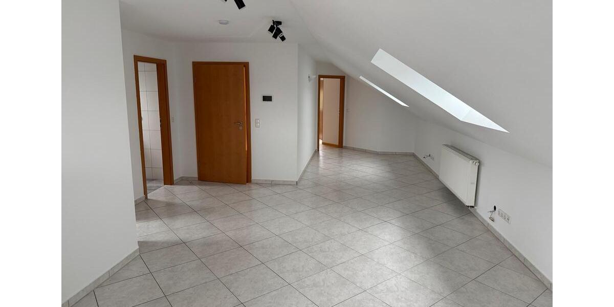 Dachgeschoßwohnung Rosengarten - 2.5 Zimmer, 72 m&sup2;, 600&euro; | Angebot:26613932