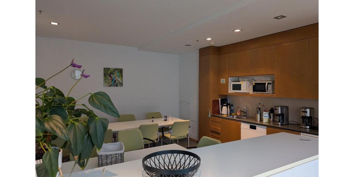 AUSSERGEWÖHNLICHE BÜROFLÄCHE AUF DEM MESSEGELÄNDE LAATZEN – ARCHITEKTUR MIT CHARAKTER UND GRÜNEM HERZ zimmer