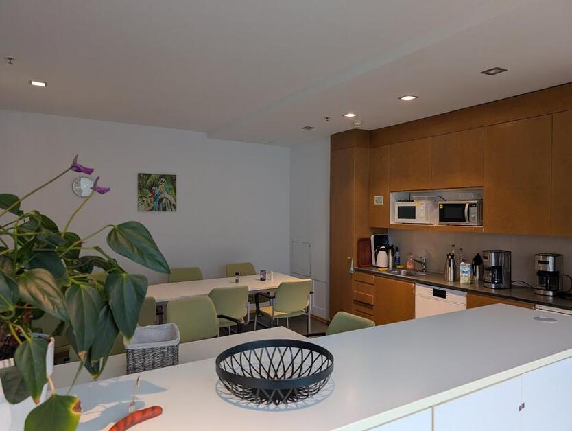 AUSSERGEWÖHNLICHE BÜROFLÄCHE AUF DEM MESSEGELÄNDE LAATZEN – ARCHITEKTUR MIT CHARAKTER UND GRÜNEM HERZ zimmer