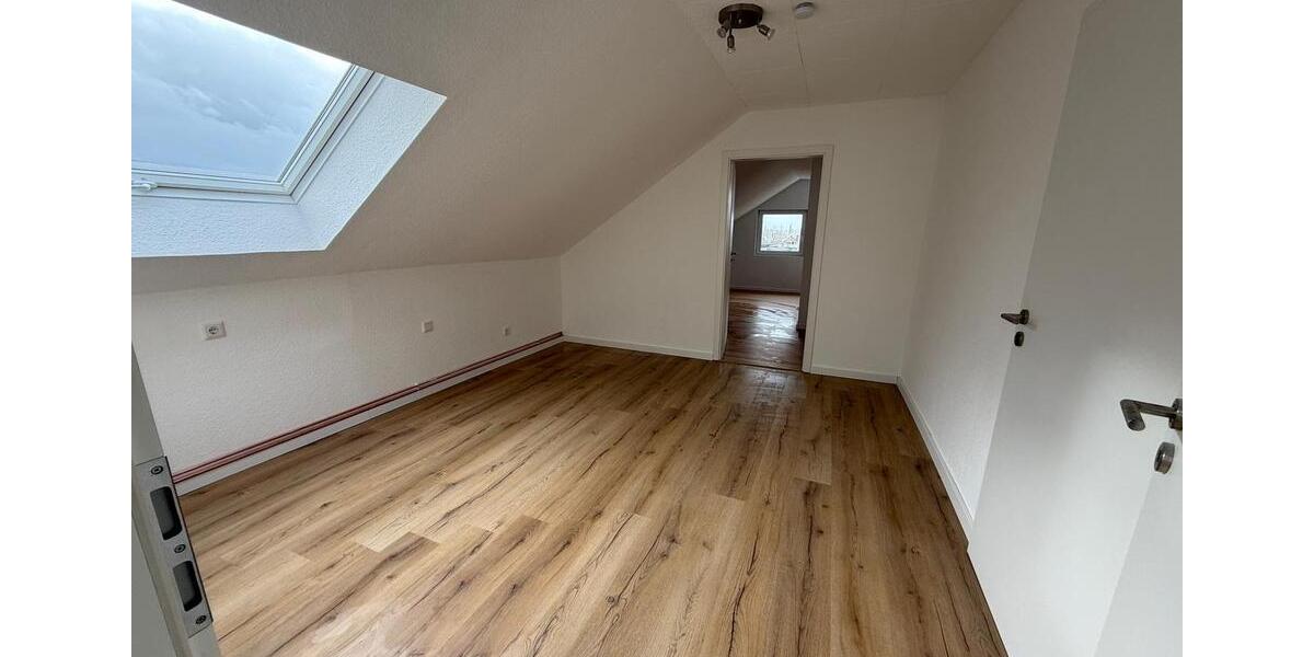 Dachgeschoßwohnung Lage - 2.5 Zimmer, 73 m&sup2;, 600&euro; | Angebot:25171871