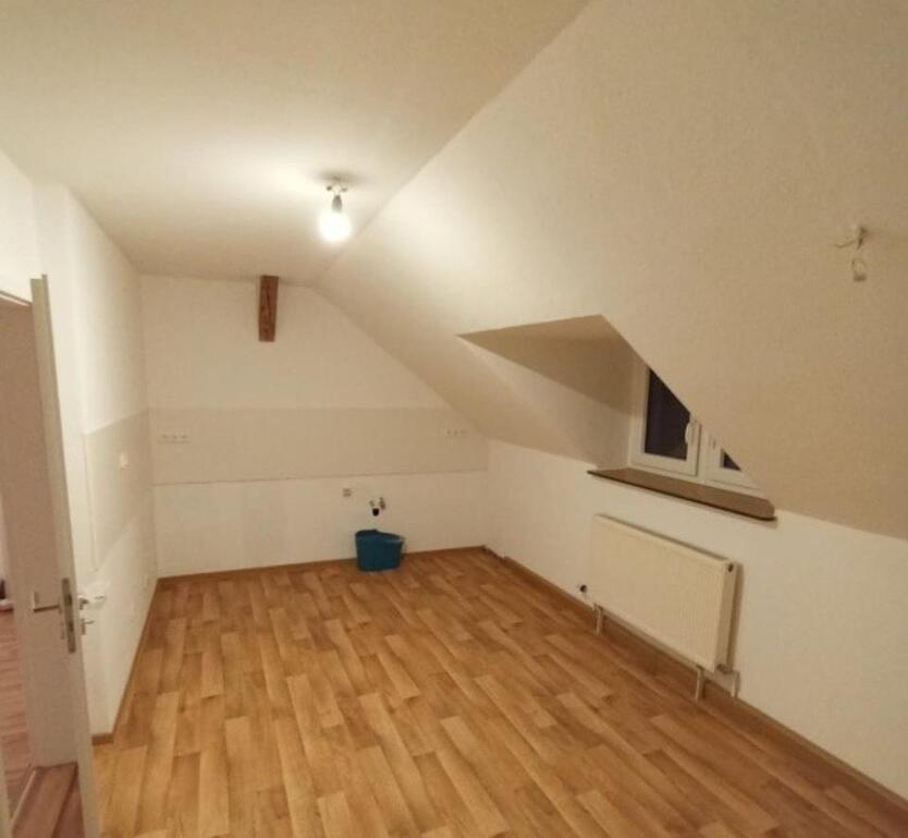 In ruhiger Lage, DG-Wohnung mit Ausblick ins Grüne zu vermieten zimmer