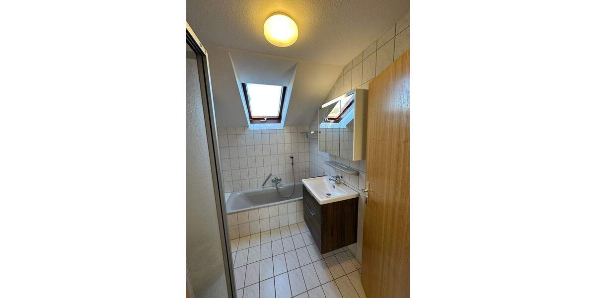 Schöne 2-Zimmer-Dachgeschoss-Wohnung mit Einbauküche 2 zimmer