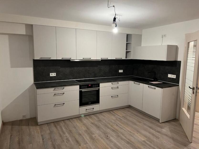 Schöne und neuwertige 2 12-Zimmer-Erdgeschoßwohnung mit EBK