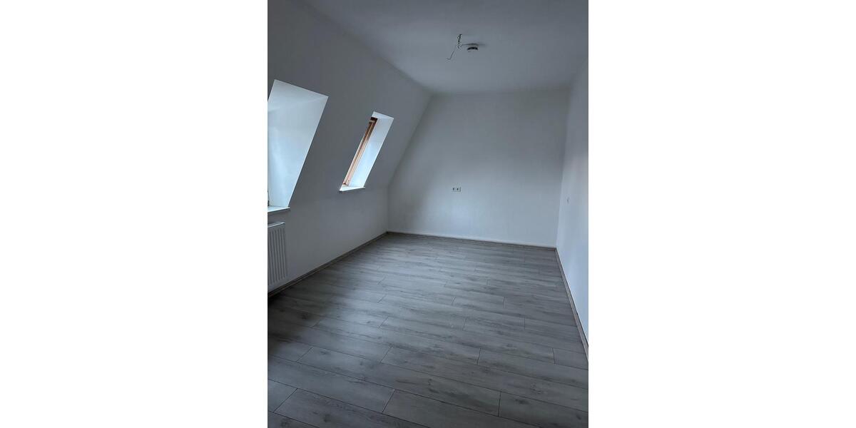 Schöne 3 ZKB Dachgeschosswohnung mit Gartennutzung in Lengenfeld 3 zimmer