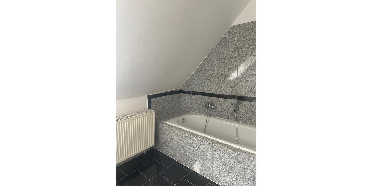 Dachgeschoßwohnung Wiesbaden Biebrich - 4 Zimmer, 105 m&sup2;, 1.190&euro; | Angebot:23487974
