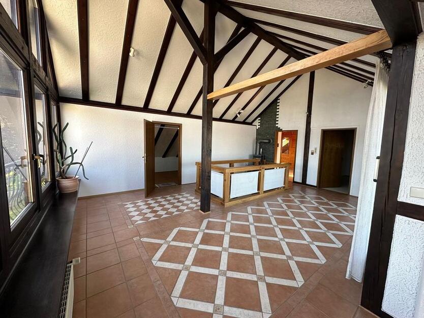 Großzügige 5-Zimmer-Wohnung, 155qm mit Garten und Stellplatz