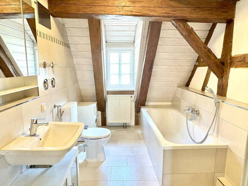 Renningen: Exklusive Maisonette-LoftWohnung im Fachwerkhaus - mit EBK & Tageslichtbad