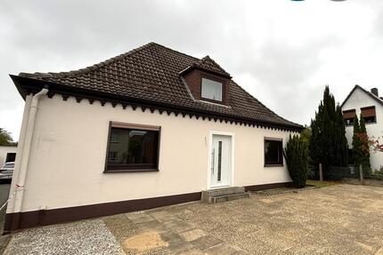 Teilmodernisiertes Einfamilienhaus mit großem Garten und Stellplatz zur Miete! 4 zimmer