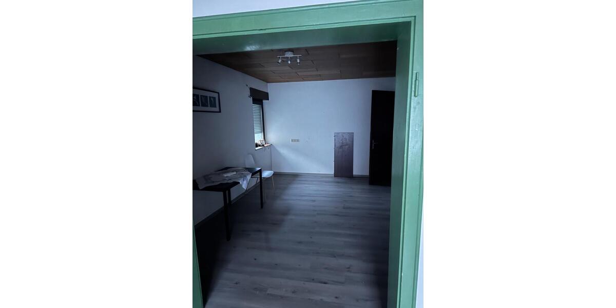 Großzügige 6-Zimmer-Wohnung ca. 140 m² teilmöbliert 6 zimmer