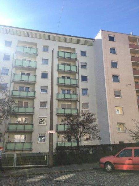 Sehr gepflegte, helle Dreizimmerwohnung - Einbauküche - Loggia - N-Wöhrd - Aufzug 3 zimmer