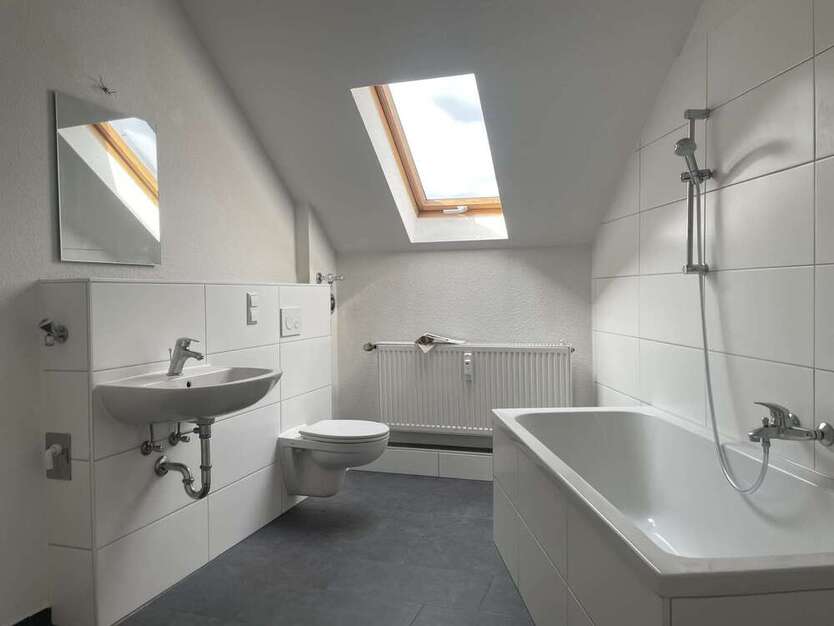 Studis aufgepasst! Modernisierte 2 Raum-Wohnung mit neuem Bad + Fußboden!