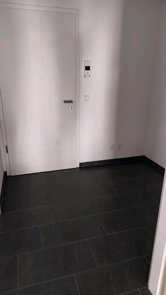 moderne helle Wohnung mit Fußbodenheizung, Balkon und Garage