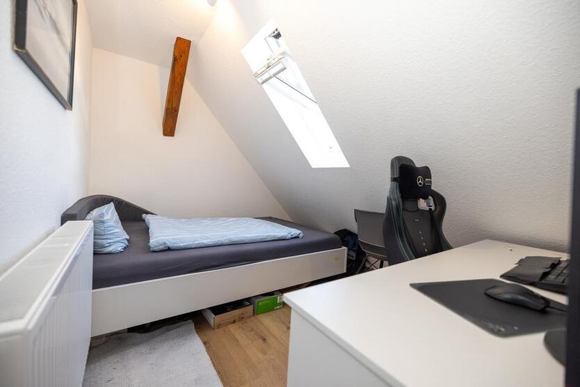 Helles, möbliertes WG-Zimmer in moderner 4-Zimmer-Wohnung ab 01.11.2025 frei