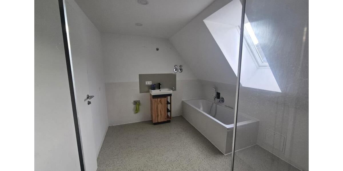 Dachgeschoßwohnung Albstadt Gemarkung Onstmettingen - 3 Zimmer, 100 m&sup2;, 880&euro; | Angebot:24679284