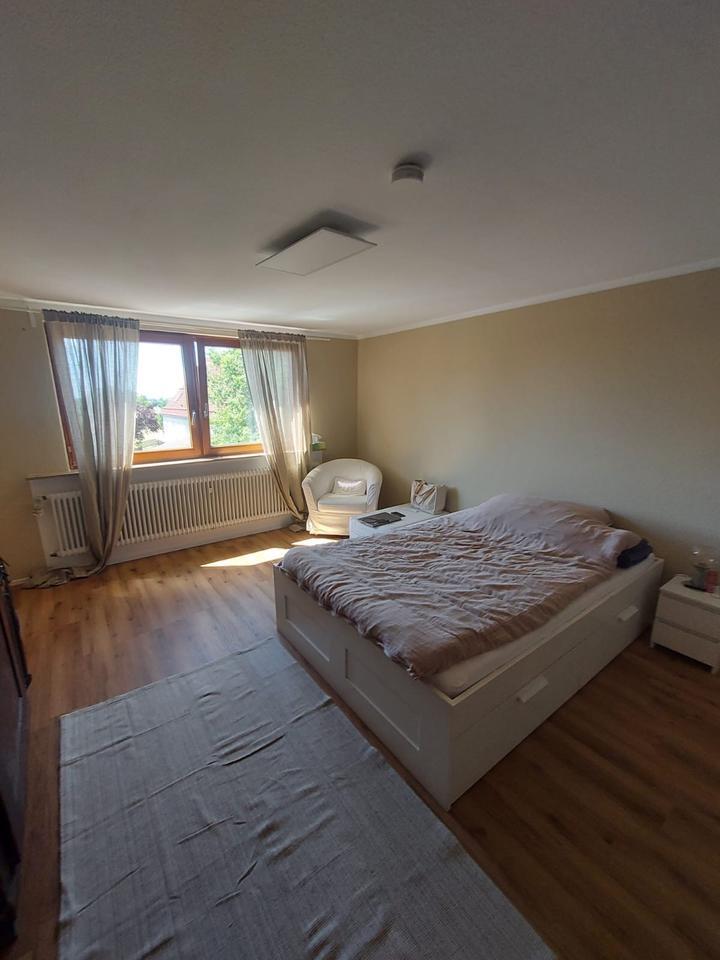 Möbliertes Zimmer in schönem großen Haus
