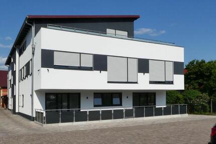 AUMÜLLER-Immobilien - Moderne energiesparsame 4-Zi-EG-Wohnung mit überdachtem Balkon und Carport 4 zimmer