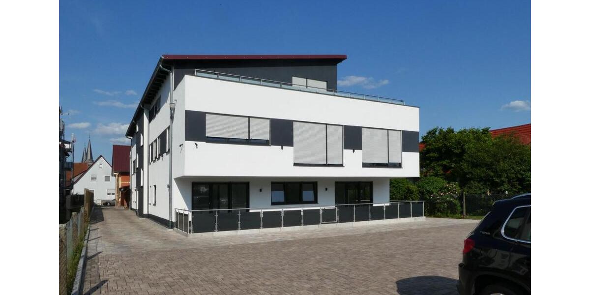 AUMÜLLER-Immobilien - Moderne energiesparsame 4-Zi-EG-Wohnung mit überdachtem Balkon und Carport 4 zimmer