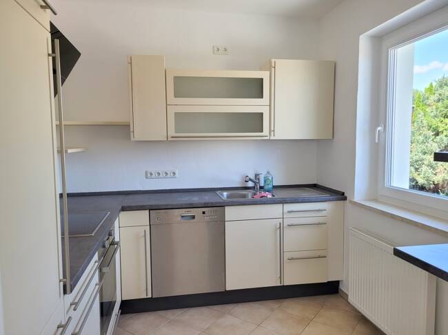 Helle Wohnung im Hochparterre eines neu renovierten 2-Parteien-Miethauses, mit Terrasse, Garten,etc!