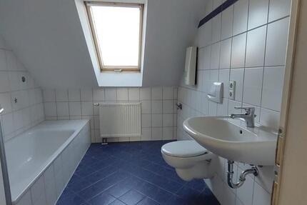 Uffenheim: Helle 2-Zimmer-DG-Wohnung mit Dachbalkon