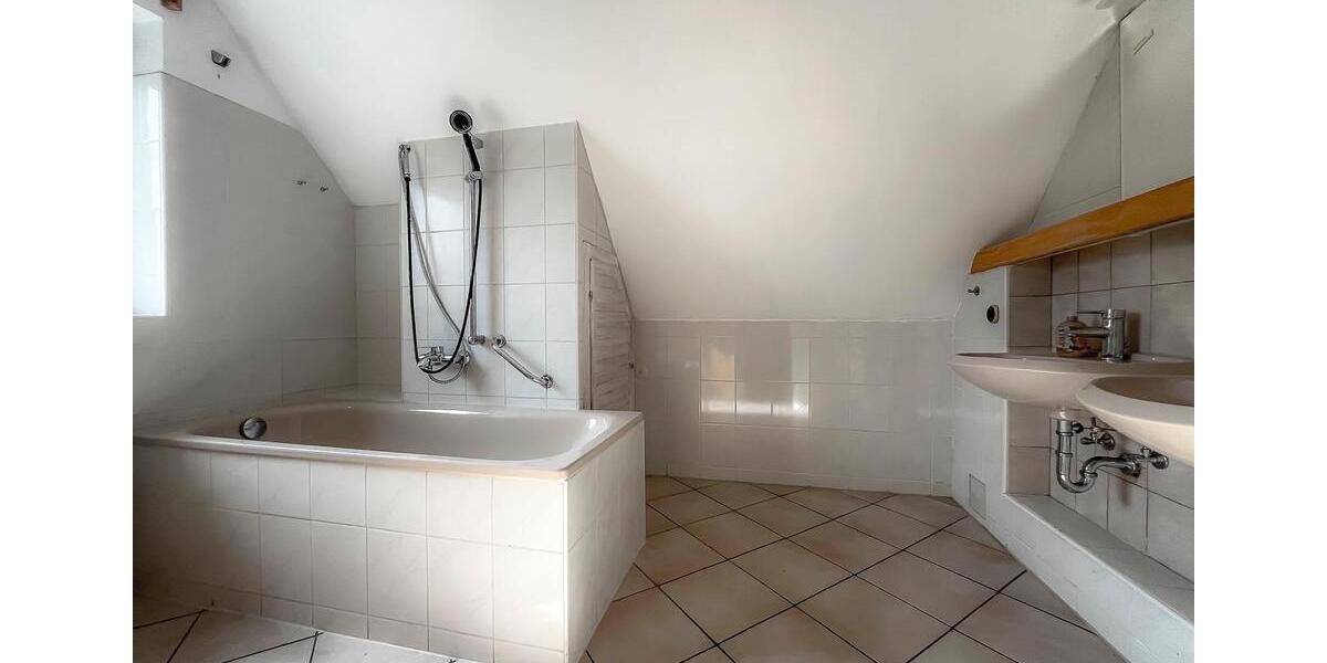 Dachgeschoßwohnung Lüneburg Ebensberg - 4 Zimmer, 105 m&sup2;, 1.450&euro; | Angebot:26412794