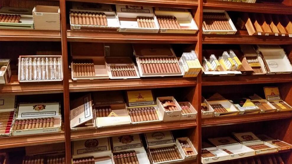 GUT EINGEFÜHRTES FACHGESCHÄFT FÜR TABAKZIGARRENPFEIFENGENUSSMITTEL UND ZUBEHÖR!!! zimmer