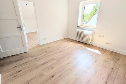 **Was will man mehr? +frisch gestrichen +neuer Laminat +neues Tageslichtbad** zimmer