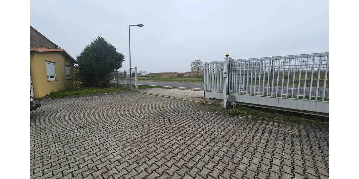 Pfeilerfreie Lagerhalle mit 2 Rolltoren, Büro, Lager, Teeküche, WC & zusätzl. Freifläche zimmer