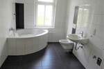 ***Hergeschaut*** Dachgeschoss mit schickem Tageslichtbad, Eckbadewanne und kleiner Dachterrasse