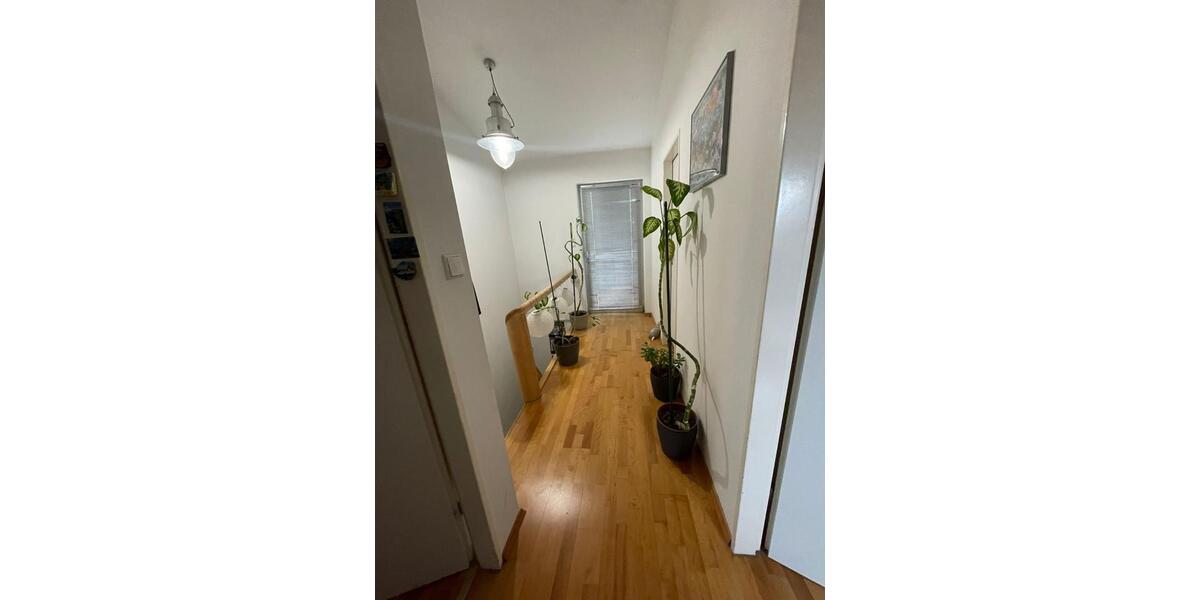 Etagenwohnung Eschborn - 5 Zimmer, 124 m&sup2;, 1.800&euro; | Angebot:25645591