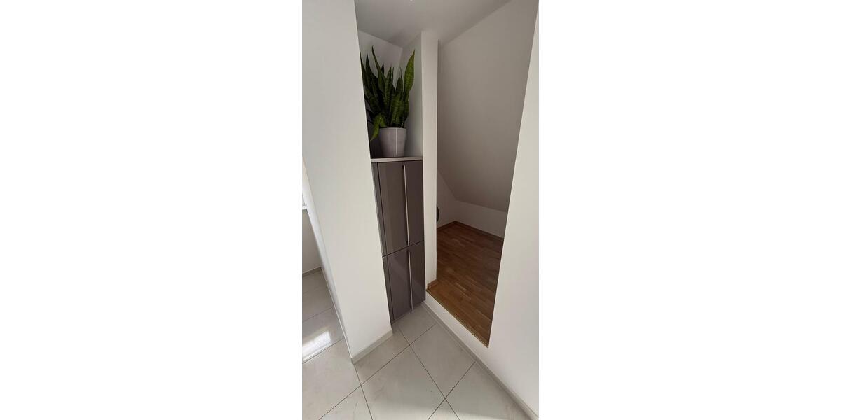 Dachgeschoßwohnung Schwerin Friedrichsthal - 4 Zimmer, 137 m&sup2;, 1.370&euro; | Angebot:25855164