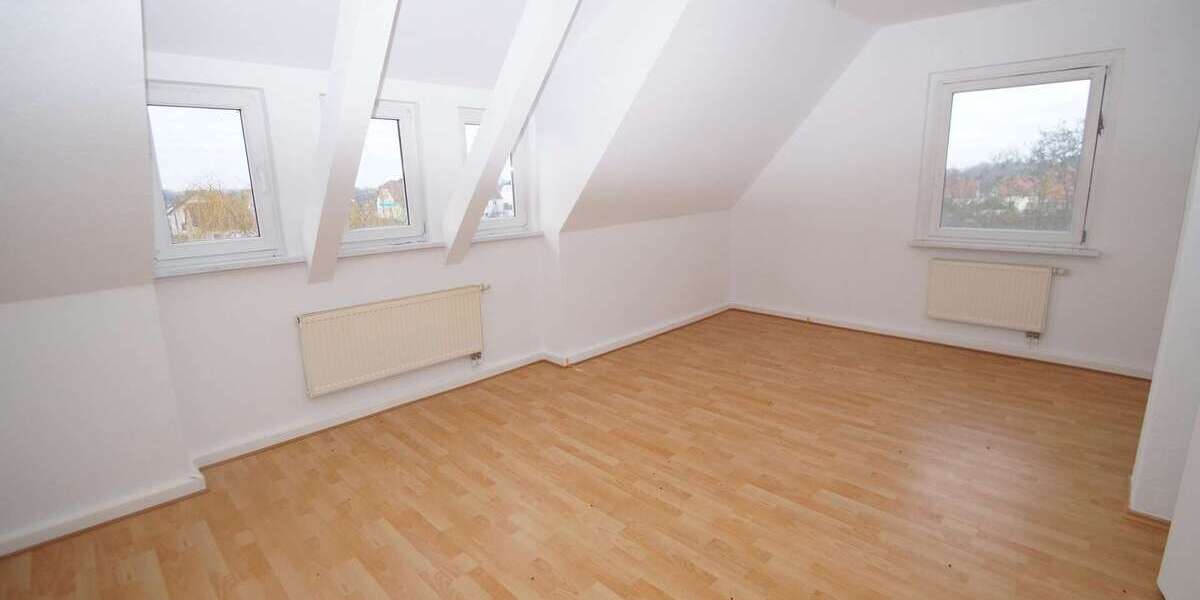 3-Zimmer-Wohnung im Dachgeschoß mit separater Küche und Dusche, renoviert, ab sofort 3 zimmer