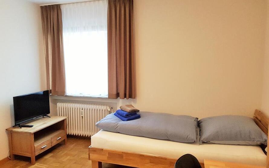 Gästezimmer in Filderstadt mit Internet, TV, Gästeküche, Etagendusche, GästeWc, Waschmaschine, Trocker, Nähe Messe Stuttgart zimmer