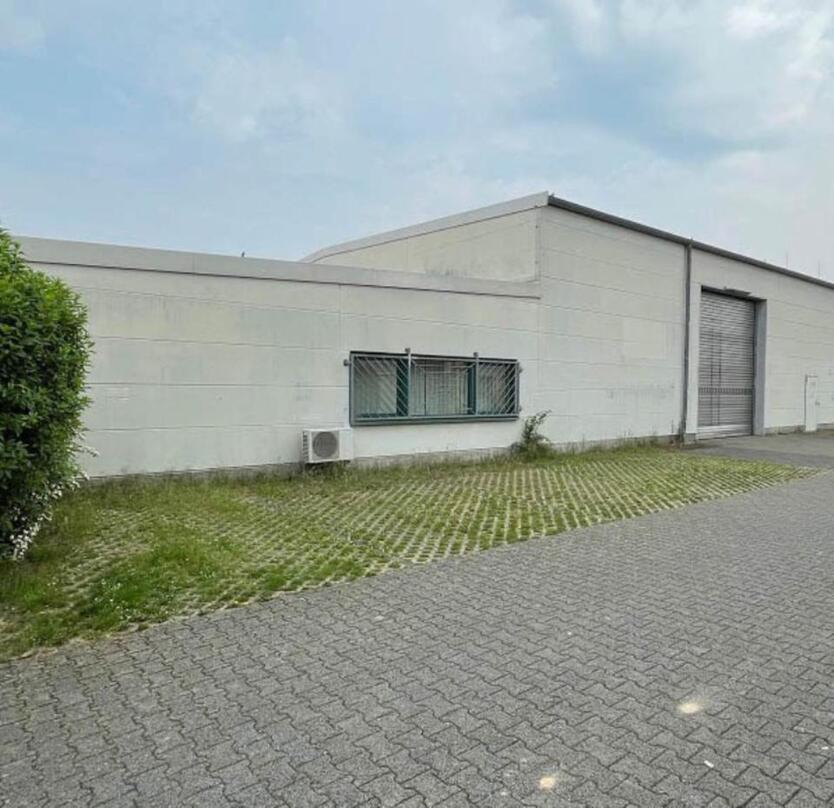 Lagerhalle 550m² + mit 52m² Büro | 4m Rolltor | WC | zu vermieten