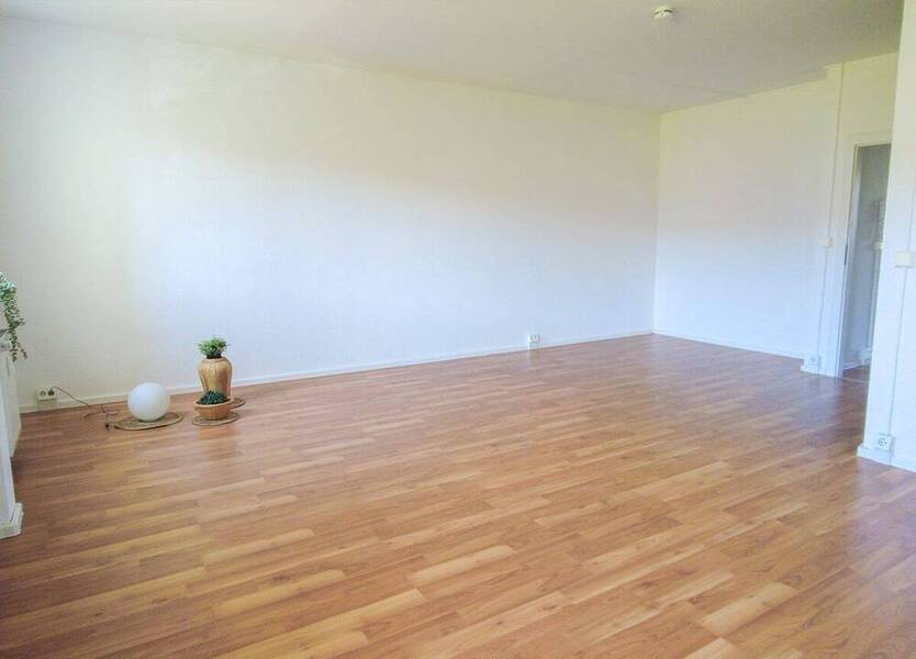 2-Raum-Wohnung mit lichtdurchflutetem 30 m² WohnZimmer, Balkon und EBK!