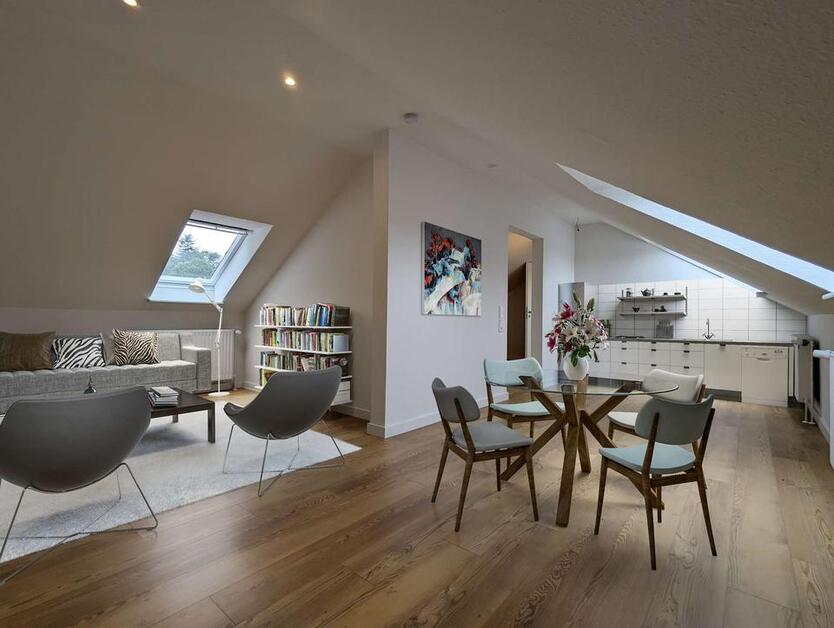 Frisch renoviert! Schönes WG-Zimmer in DG-Wohnung für junges Wohnen nahe Oldenburg Wildenloh