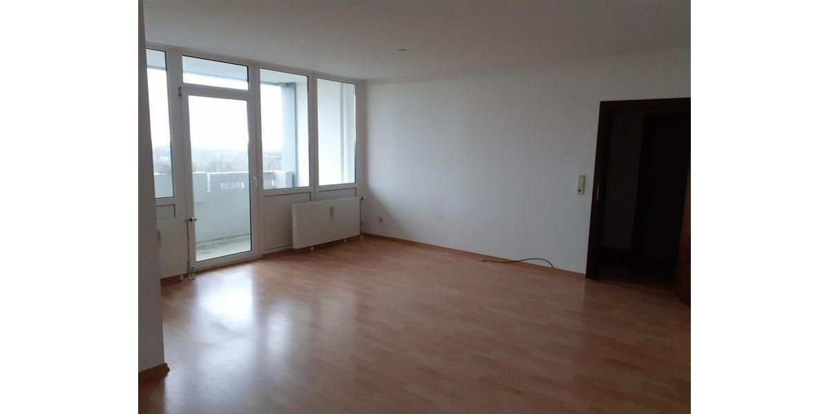 Familien-Wohnung mit 4 Zimmern, großen Balkon und separater Küche - nur mit WBS anzumieten!! 4 zimmer