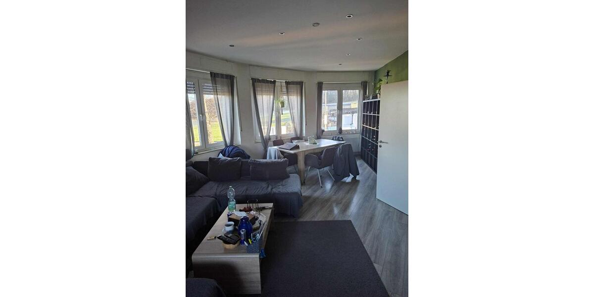 Haus im Haus - Sanierte 4,5 Zimmer Wohnung mit EFH Flair 4 zimmer