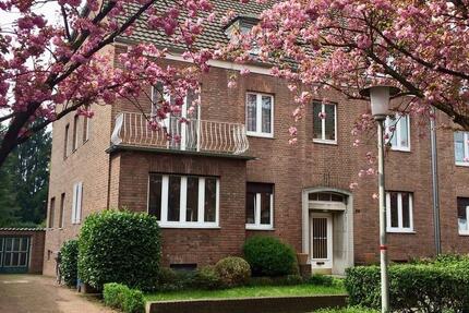 Sanierte Altbauwohnung mit Balkon & Einbauküche 2 zimmer