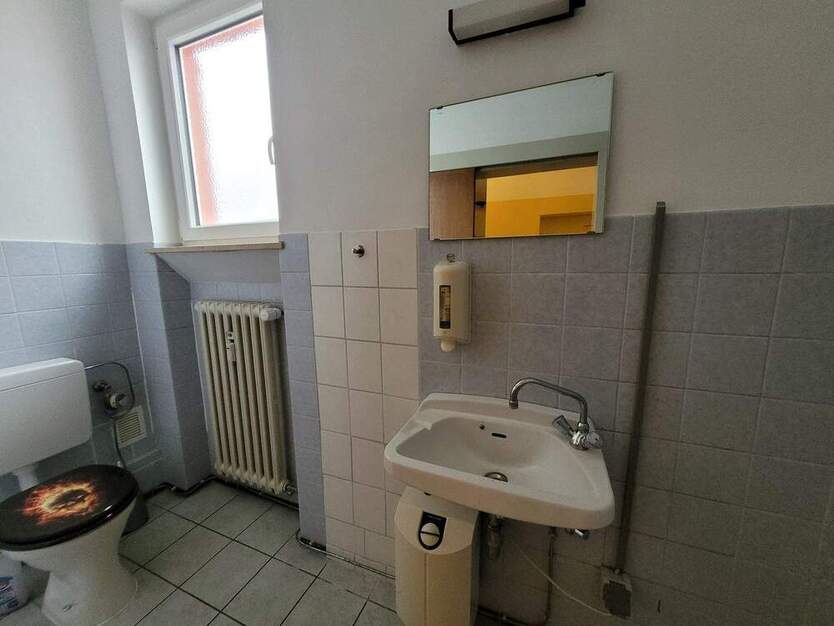 Ladenlokal mit Schaufenster, Büro und Lagerräumen