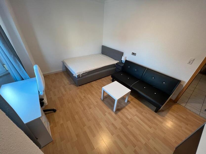 Sehr großes Zimmer mit großem Bett und Schrank