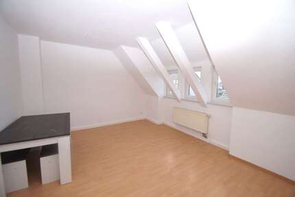 2-Zimmer-Wohnung im Dachgeschoß mit separater Küche und Dusche, renoviert, ab sofort 2 zimmer