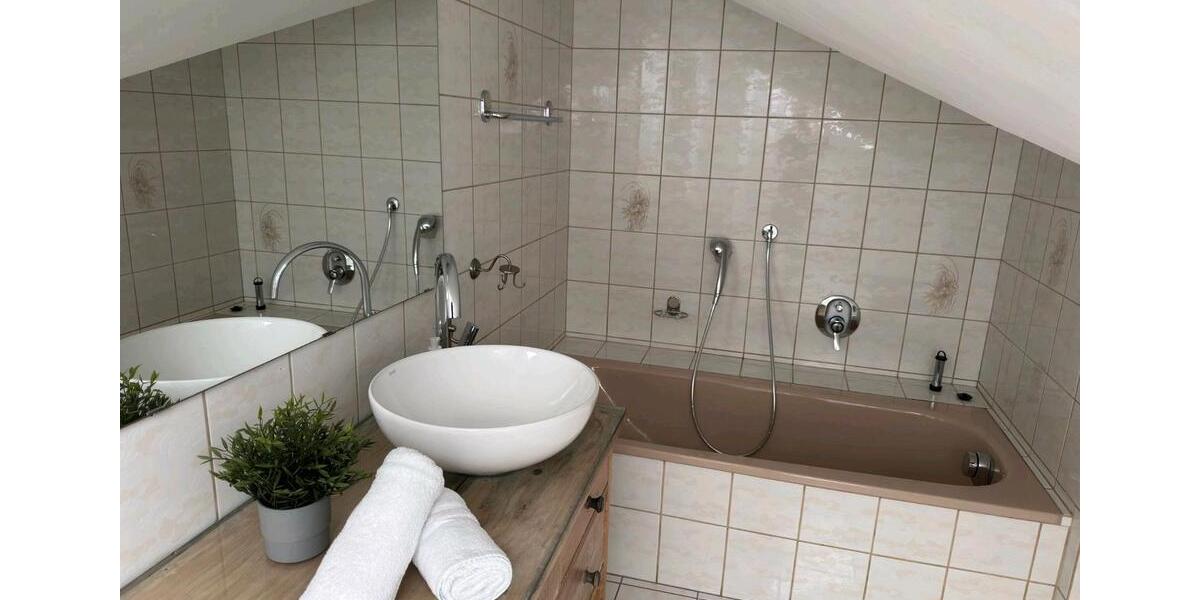 Dachgeschoßwohnung Zetel - 3 Zimmer, 90 m&sup2;, 800&euro; | Angebot:25022869