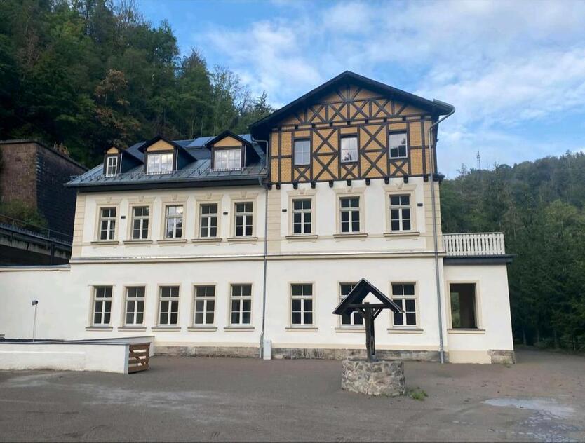5 Zi.-Wohnung im historischen ehemaligen LandHotel im Grünen
