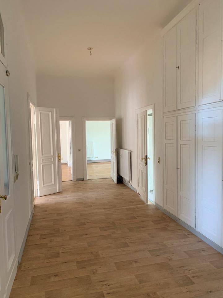 7 Zimmer-Altbau-Wohnung in wunderschönem Denkmalobjekt zu vermieten!