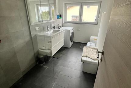 TOP-Wohlfühlwohnung mit Alpenblick Klima-Küche-Balkon-Stellplatz 3 zimmer